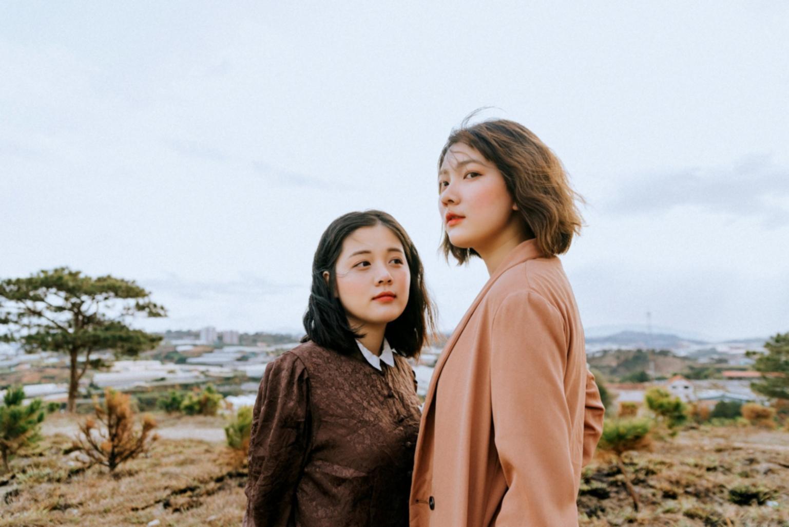 Soins professionnels pour cheveux abîmés appliqués lors d'une séance de traitement capillaire